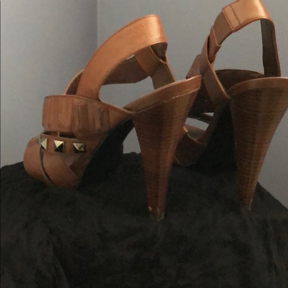 Bcbg brown sandal. - Picture 4 of 5